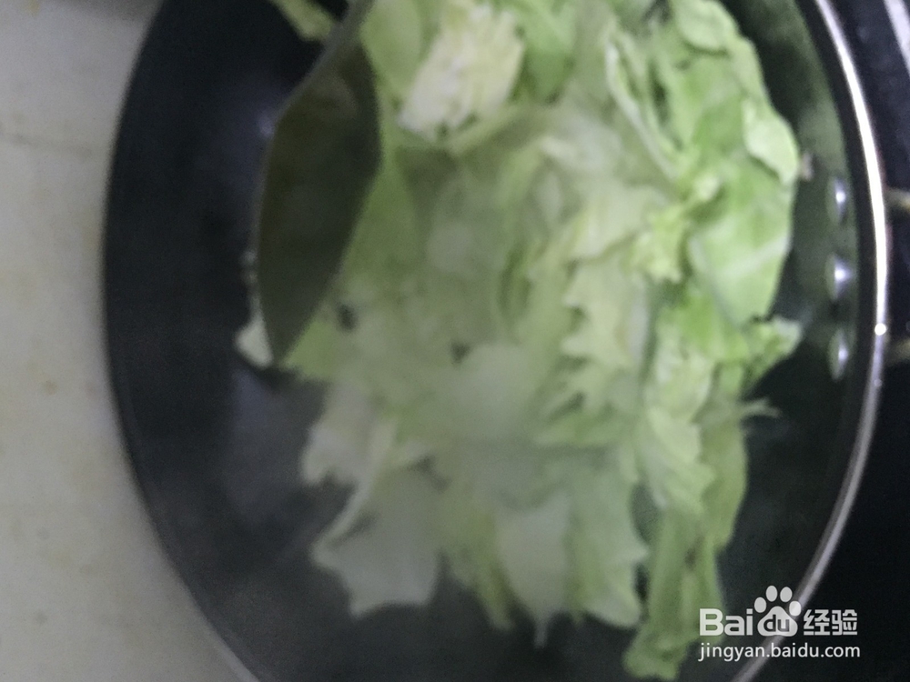 手撕包心菜炒五花肉的简单之法