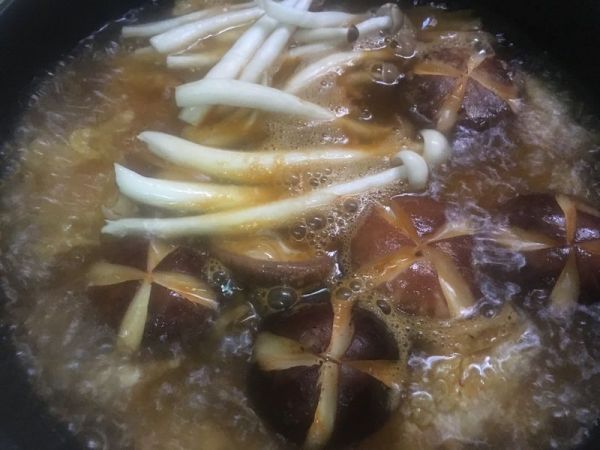 泡菜海鲜菌菇火锅