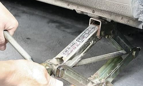 汽车车轮上面黑色的塑料板被摩擦了怎么修复