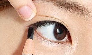 眼线技巧中的重要步骤