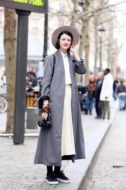 王凯丽长大衣里面套裙子,竟然这么好看!