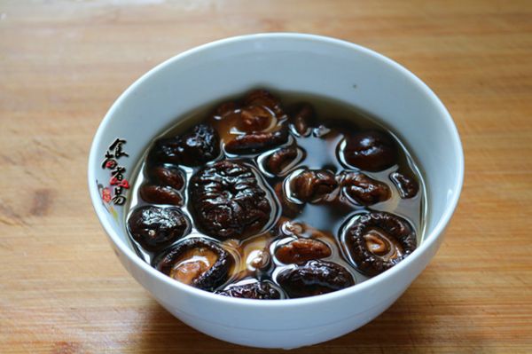 姜葱冬菇蒸滑鸡