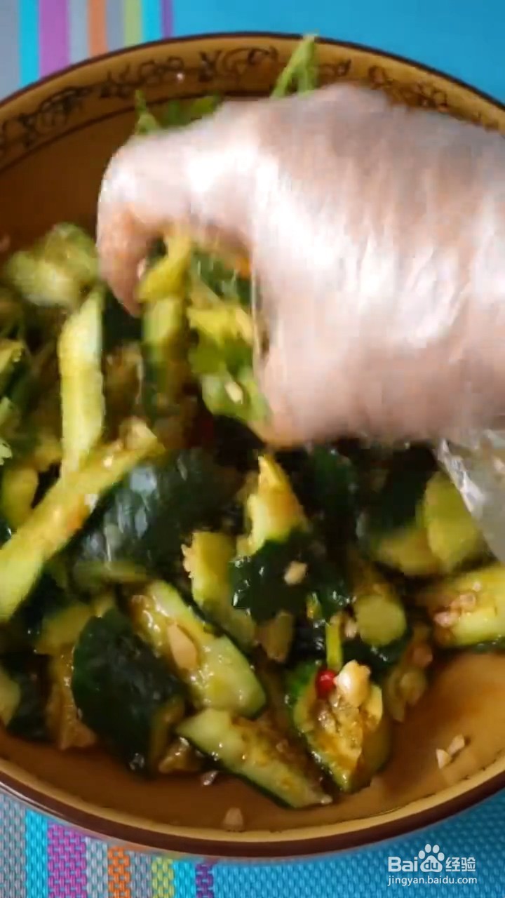 如何快速制作爽口拍黄瓜