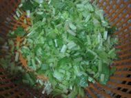 香芹炒酸菜的做法