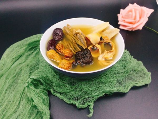 姬松茸茶树菇墨鱼汤