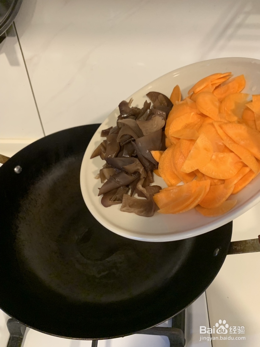 一个人做快手胡萝卜木耳炒蛋