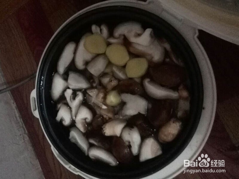 如何用电饭锅制作美味香菇排骨汤