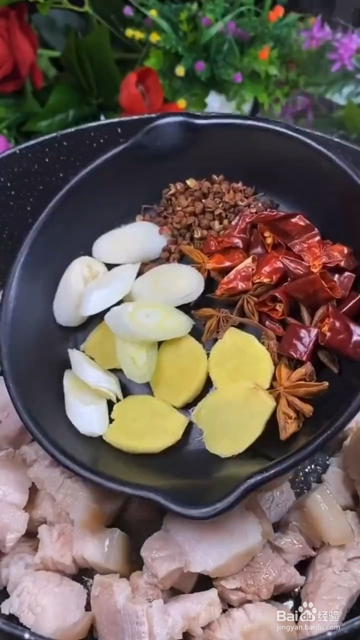 如何自制美味好吃的香辣鹌鹑蛋炖五花肉