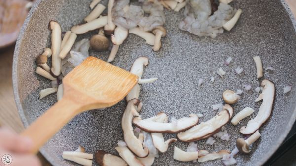 菌菇鲜虾疙瘩汤