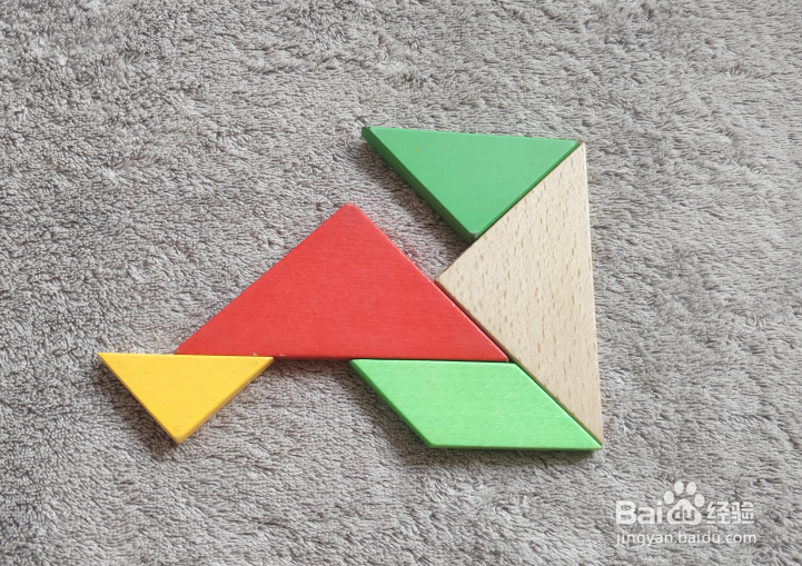 用七巧板怎样拼一个坐着修复纸飞机的小学生呢？