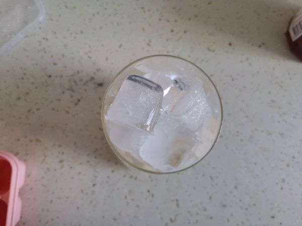 荔枝草莓柠檬冰饮