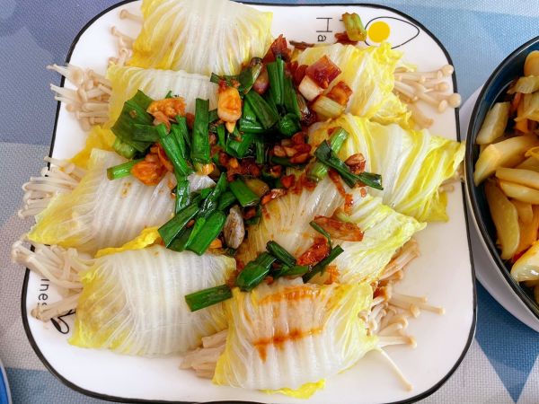 蒜蓉娃娃菜金针菇肉卷