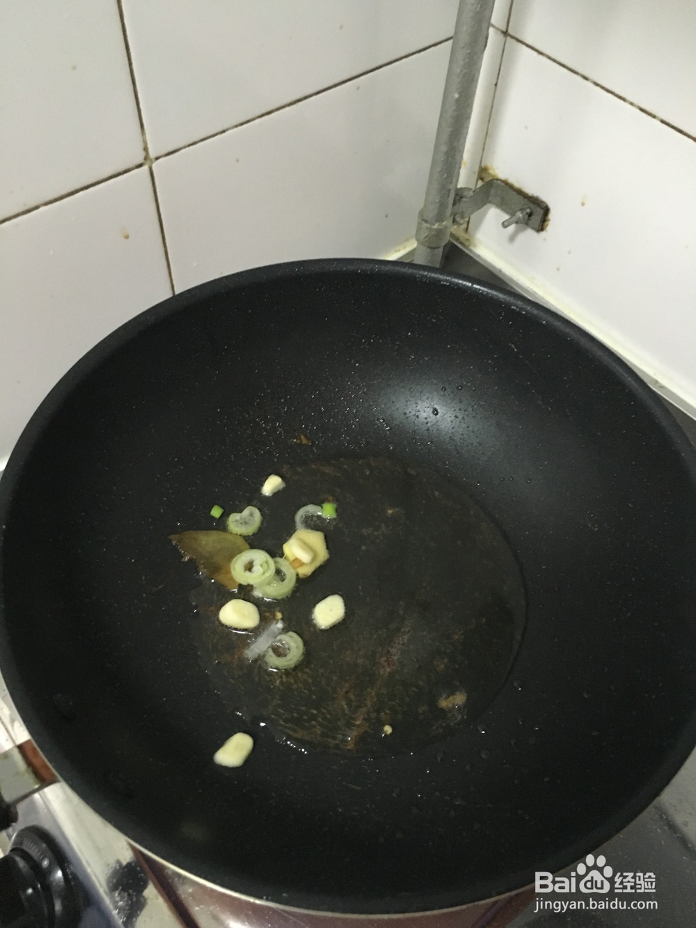 如何做家常土豆炒青椒。