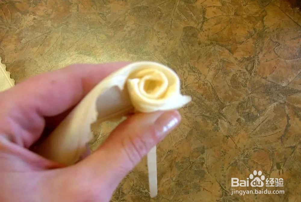 随手一根丝带卷出了漂亮的玫瑰，几分钟搞定一朵