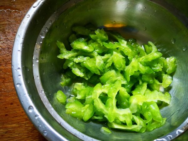 剁椒苦瓜炒鸡蛋