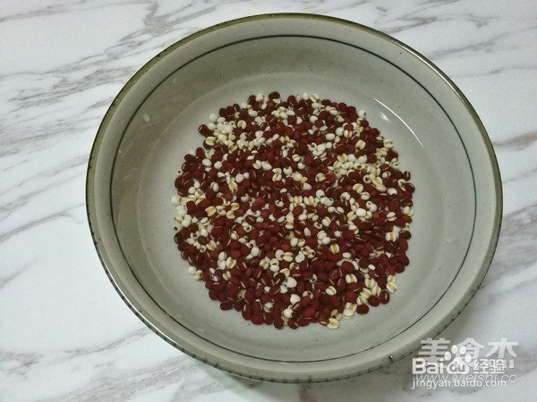 祛湿排毒的薏米红豆粥