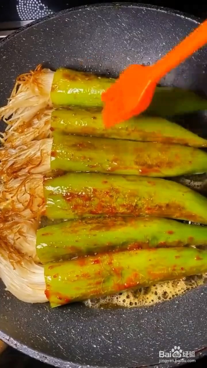 如何自制美味好吃的青椒包金针菇
