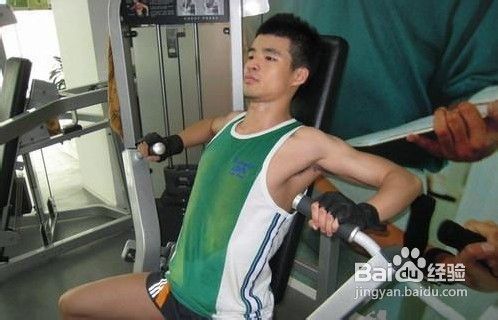 怎样锻炼胸肌胸肌锻炼方法——坐姿推胸