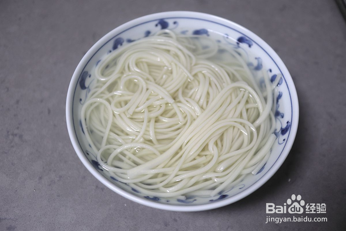 鸡蛋圆白菜面的做法