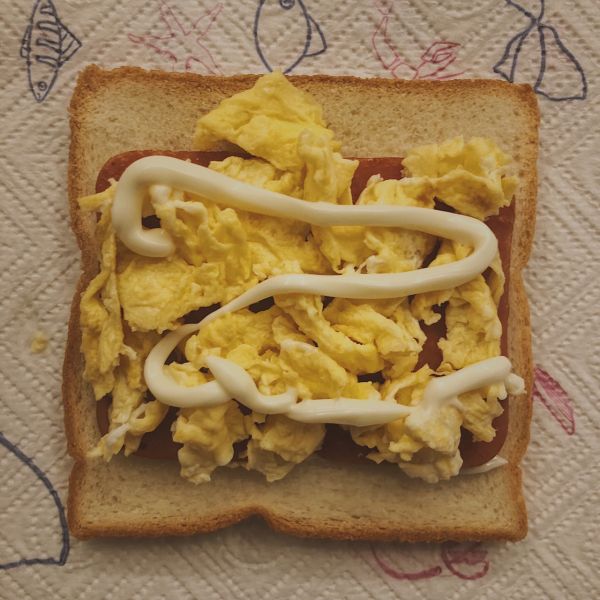 鸡蛋火腿番茄三明治