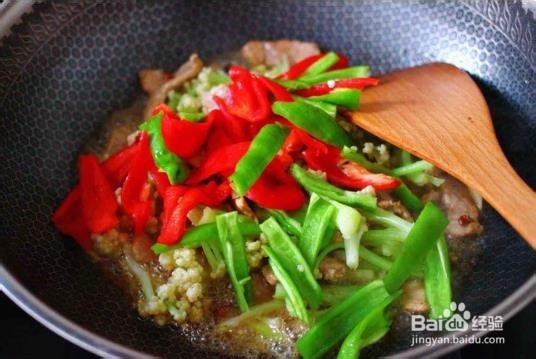 双椒肉片炒花菜的做法