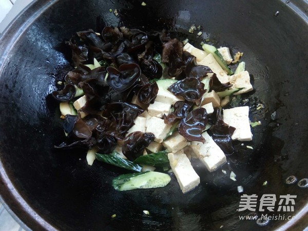 蚝油豆腐炒木耳黄瓜