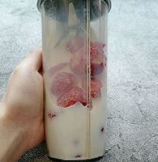 如何自制草莓奶昔？