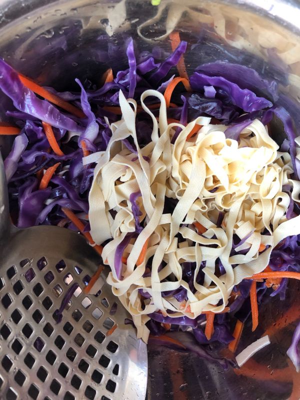 凉拌紫甘蓝豆皮