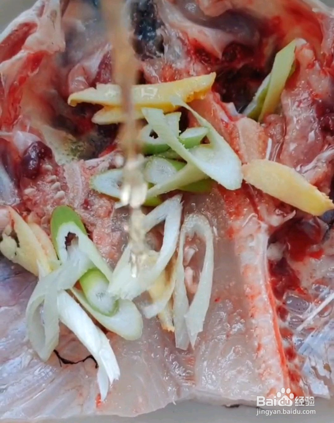 双椒鱼头的做法