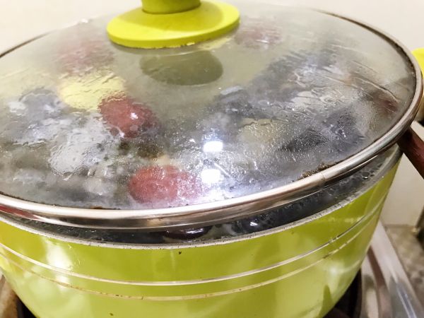 红枣桂圆乌鸡竹荪汤