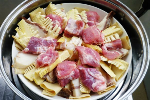 蒸着吃的腌笃鲜