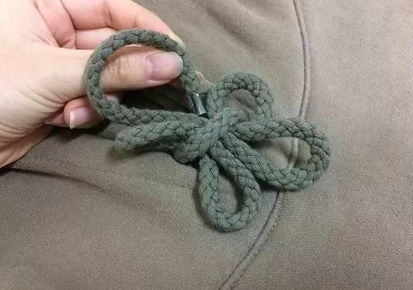 卫衣绳子太长怎样收短