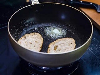 黑椒牛排三明治怎么做