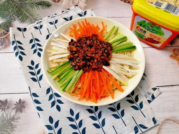 来一碗香菇肉酱拌面吧