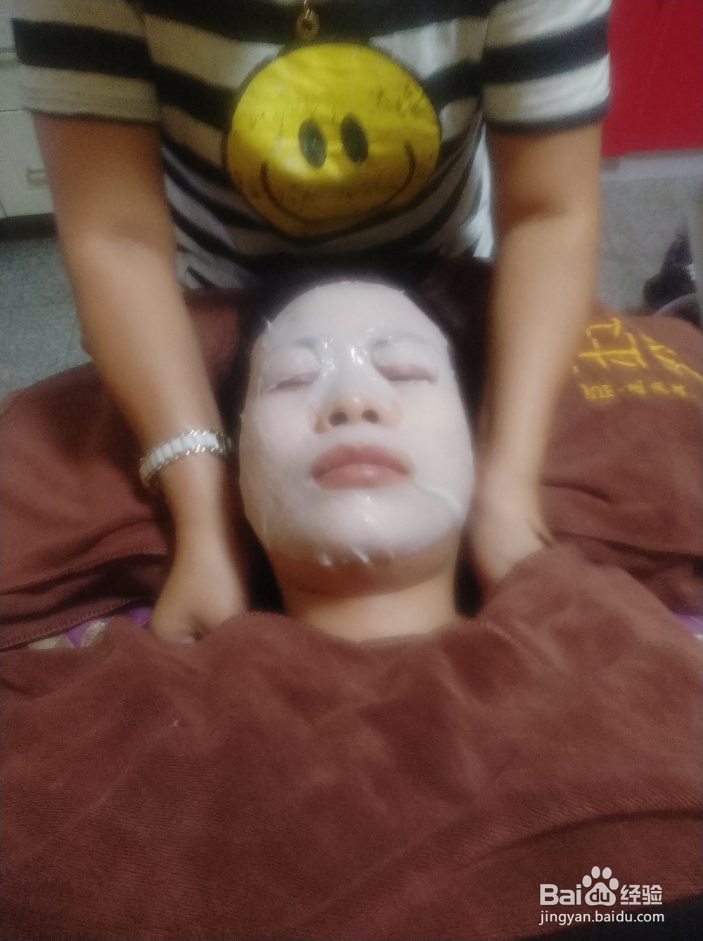 敷脸时按摩的方法