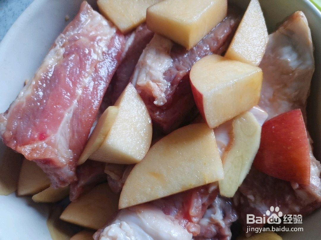 苹果闷排骨的做法