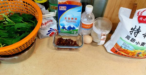 菠菜葡萄干玫瑰面包