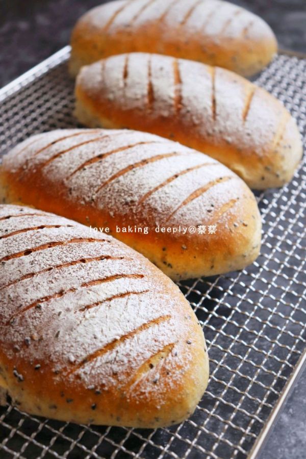 全麦黑芝麻软面包