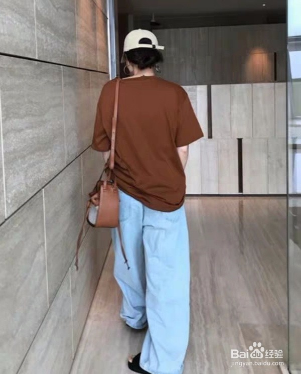 棕色T恤怎么搭配