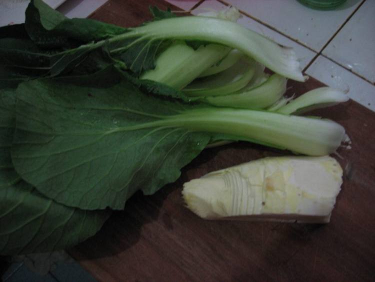 油腻腻的东西吃多了，来尝尝清淡的青菜冬笋汤！