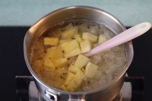 水果紫米银耳汤做法
