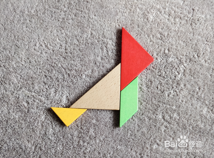 示范动作的教官用七巧板怎么拼？