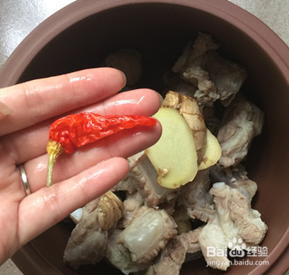 鲜香野生榛蘑煲排骨汤