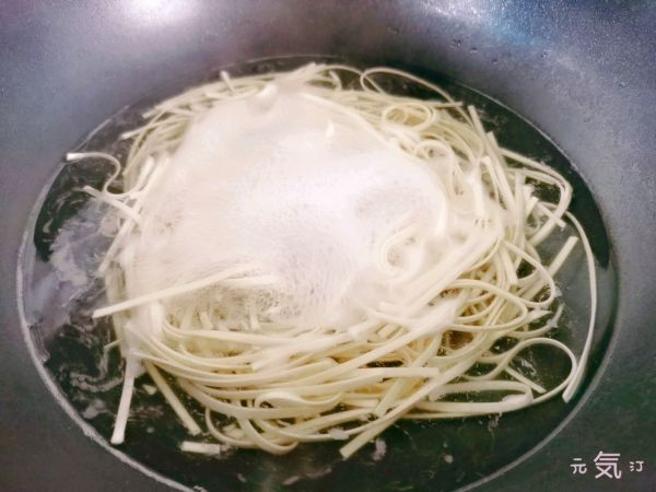 咸蛋黄时蔬拌面