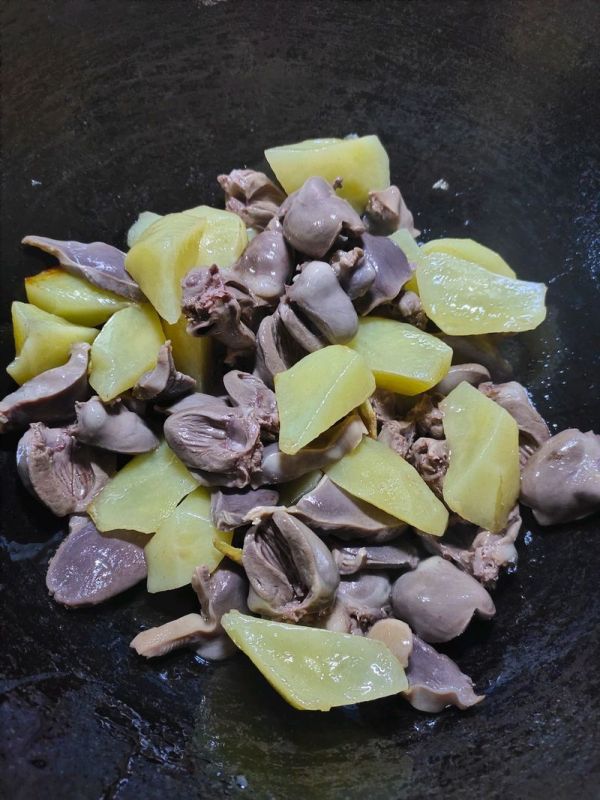 鸡心鸭胗炖土豆