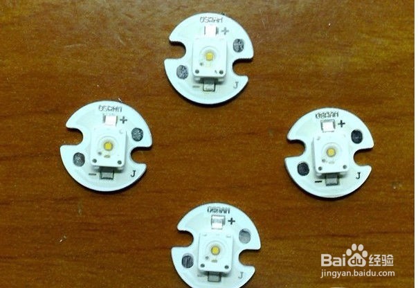 迈腾尾箱灯怎么卸