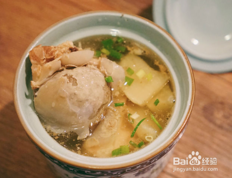 家庭自制白萝卜炖骨头汤