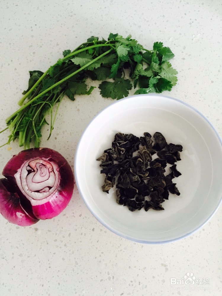 洋葱拌黑木耳的做法