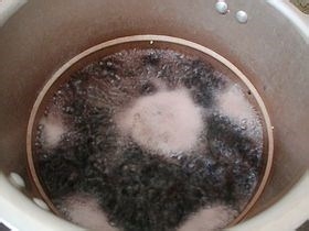 秋冬养生粥。黑米薏仁八宝粥的详细制作方法