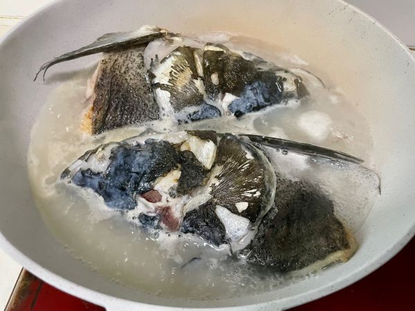 红烧鱼头豆腐汤